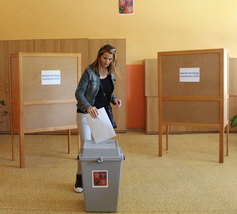 Volební komise zasedly do školních lavic i v ZŠ Sportovní v Uherském Hradišti. Lidé volí do uren uprostřed tříd