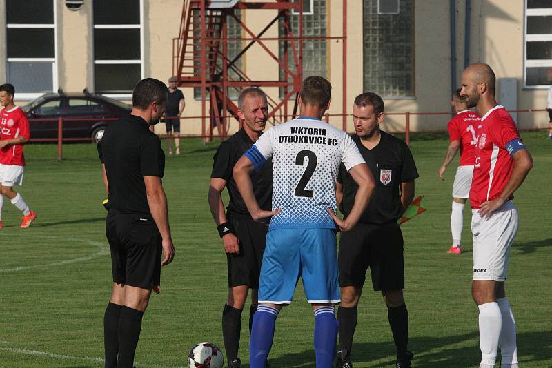 Fotbalisté Uherského Brodu (červené dresy) porazili v 1. kole MOL Cupu Viktorii Otrokovice 2:1 po prodloužení.