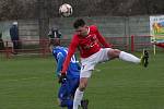 Fotbalisté Uherského Brodu (červené dresy) hráli v sobotu dopoledne s Frýdkem-Místkem bez branek.