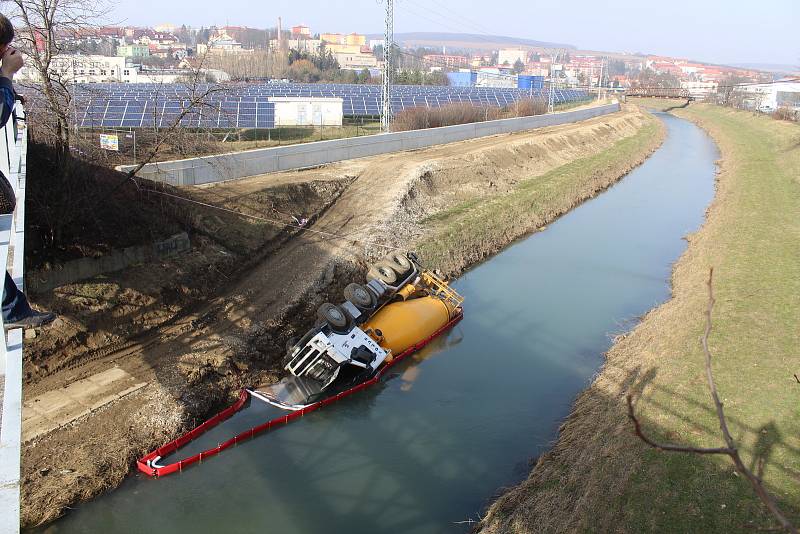 Jako pírko vynesl obří jeřáb z řeky Olšavy domíchávač plný betonu.