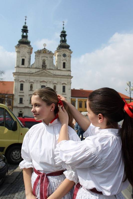 Navzdory ne zrovna příznivé předpovědi počasí a chladnému ránu o Bílé sobotě se nesl pátý ročník Velikonočního jarmarku na Masarykově náměstí v Uherském Hradišti ve svátečním duchu.