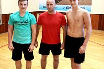 Nivnický zápasník Filip Jozefák (vpravo) s trenérem Marcelem Morbitzerem a Matějem Vrbou z Čechovic.