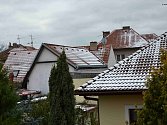 Sníh v noci ze soboty na neděli zasypal slovácké silnice i střechy