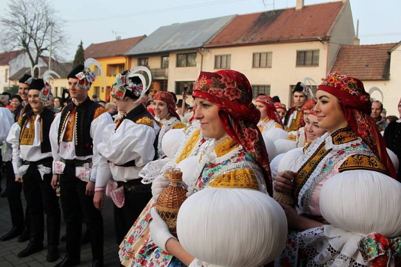 Krojovaná chasa vedená malými i staršími stárky zamířila na radnici pro povolení ke konání hodů.