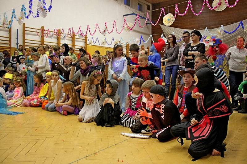 Na maškarním karnevalu v Tupesích se kluci a holky náležitě vyřádili.