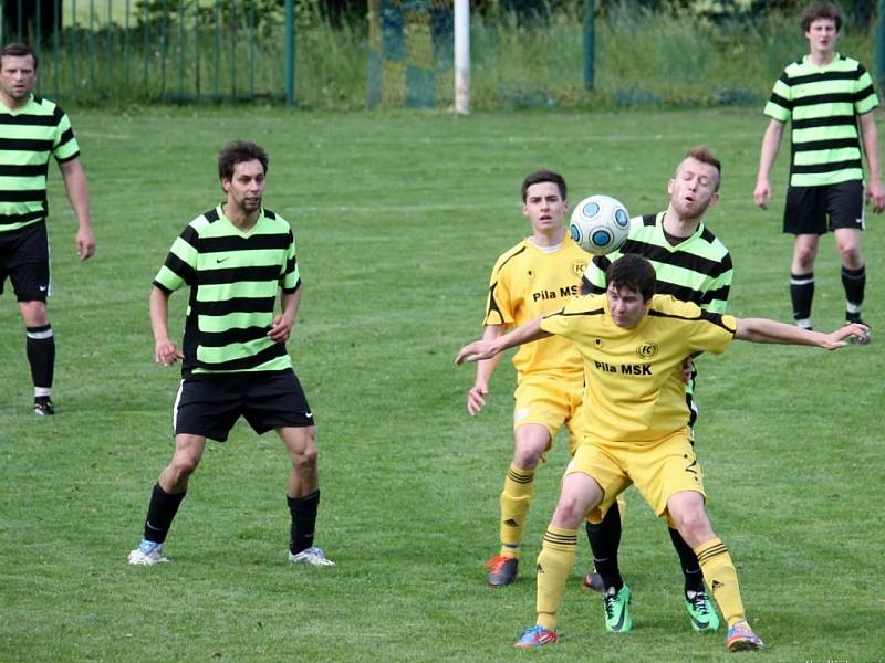 Fotbalisté Kelče B (pruhované dresy) doma porazili rezervu Velkých Karlovic+Karolinky 4:1. 