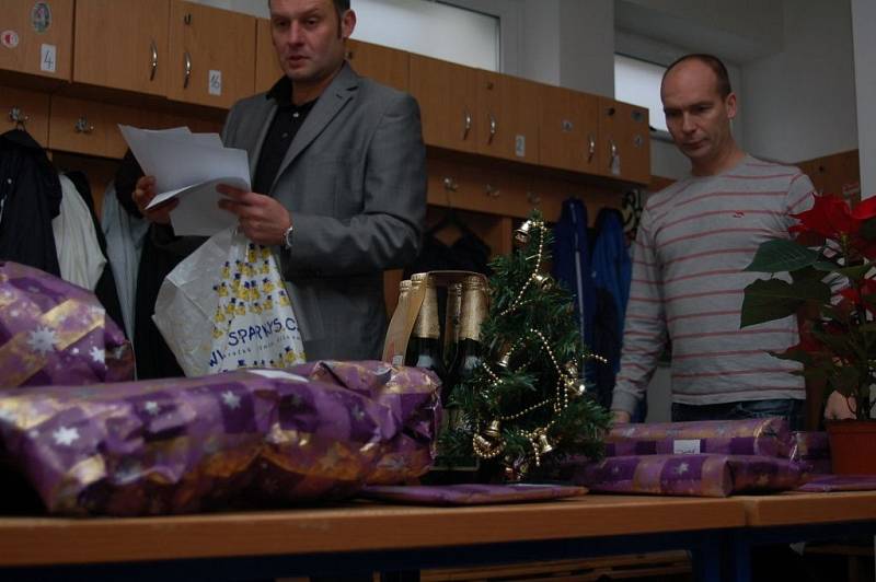 Trenér Slovácka Svatopluk Habanec chystá dárky pro své svěřence i zaměstnance klubu.