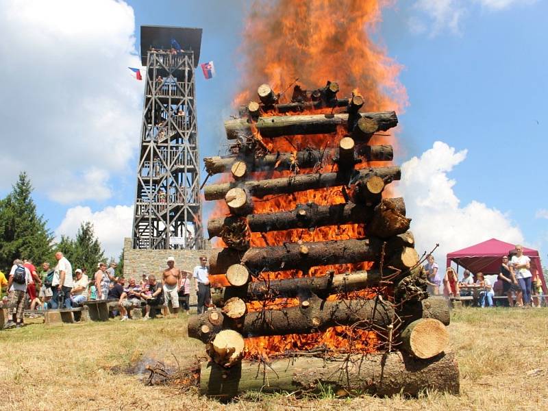 Na vrcholu Velkého Lopeníku se v sobotu 19. července uskutečnilo tradiční setkání Čechů a Slováků. 