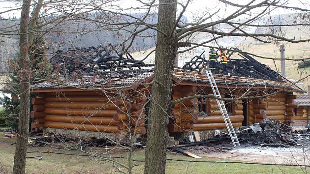 Hospodu Na Srubu ve SKI Parku Osvětimany poničil požár.