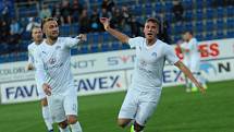 Fotbalisté Slovácka (v bílých dresech) v předehrávce 12. kola FORTUNA:LIGY hostili liberecký Slovan.