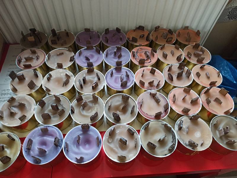 Téměř 600 kusů zákopových svíček putovalo z hradišťské Charity na Ukrajinu
