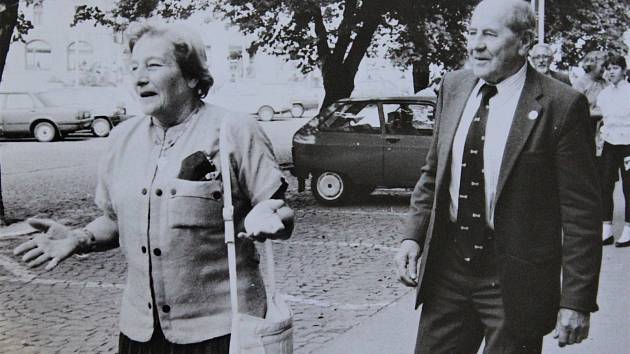 Manželé Zátopkovi před uherskohradišťskou radnicí v 80. letech 20. století.
