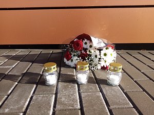 Pietní místo k uctění památky obětí střelby na FF UK v Praze (21. 12. 2023) před Fakultou logistiky a krizového řízení UTB v Uherském Hradišti; pátek 22. prosince 2023