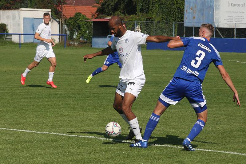 Fotbalisté Slovácka B (bílé dresy) v 6. kole MSFL podlehli Uničovu 1:2.