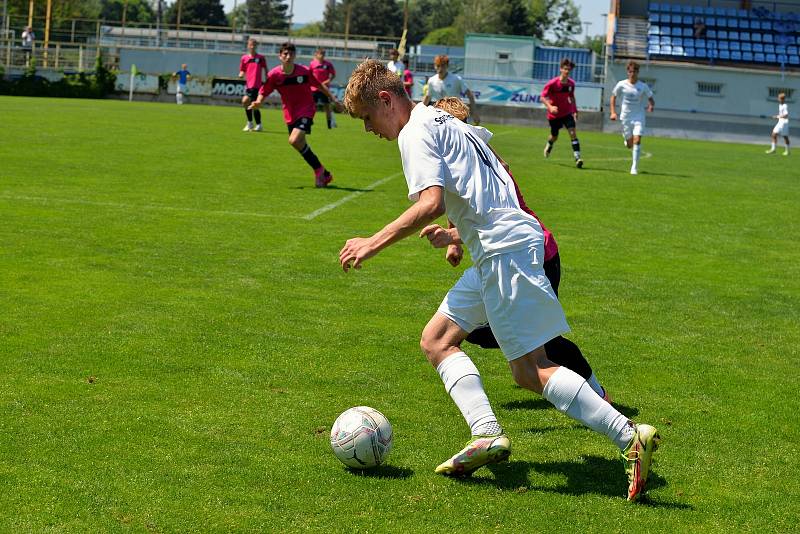 Mladší dorostenci Slovácka (bílé dresy) přehráli Znojmo 6:1.