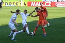 Fotbalisté Slovácka (bílé dresy) ve 30. kole FORTUNA:LIGY vyzvali Mladou Boleslav.
