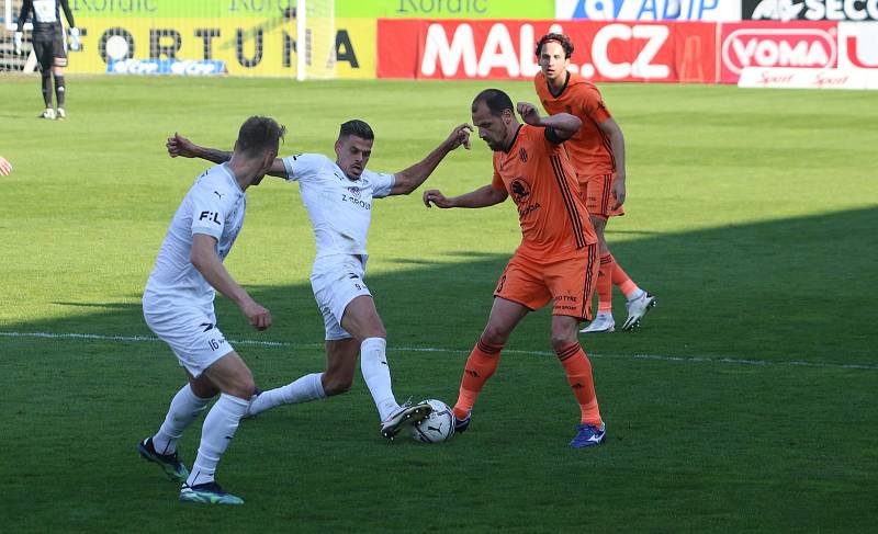 Fotbalisté Slovácka (bílé dresy) ve 30. kole FORTUNA:LIGY vyzvali Mladou Boleslav.