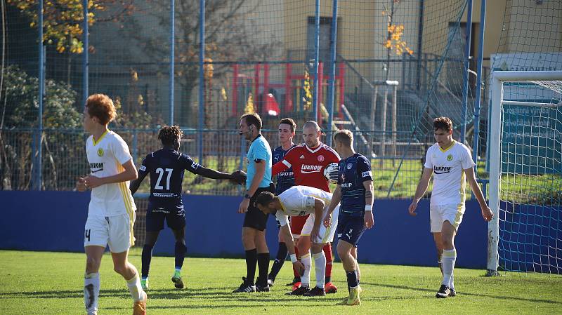 Fotbalisté Slovácka B (modré dresy) ve 14. kole MSFL vyzvali na kunovické Bělince rivala ze Zlína.