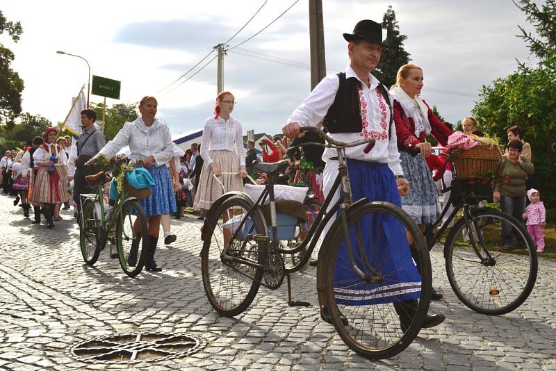 Krojovaný průvod obcí odstartoval ve Vinohradské ulici a cíl měl na Masarykově náměstí v Uherském Hradišti.