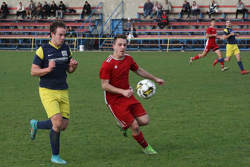Fotbalisté Uherského Ostrohu (červené dresy) ve 12. kole krajské I. B třídy skupiny C doma prohráli s Prakšicemi 1:3.