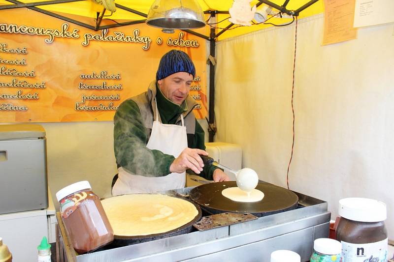 Na Masarykově náměstí v Uherském Hradišti byl v sobotu odstartován patnáctidenní vánoční jarmark.