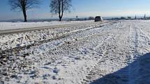 Silnice mezi Buchlovicemi a Zlechov je pokrytá sněhem.