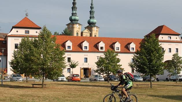 V CÍLI. Sto padesát účastníků Cyrilometodějské cyklopoutě 2013 dorazilo po sedmi dnech z Prahy na Velehrad.