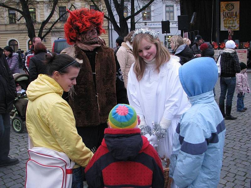 Čekání na Mikuláše si čert s andělem krátil obdarováváním dětí