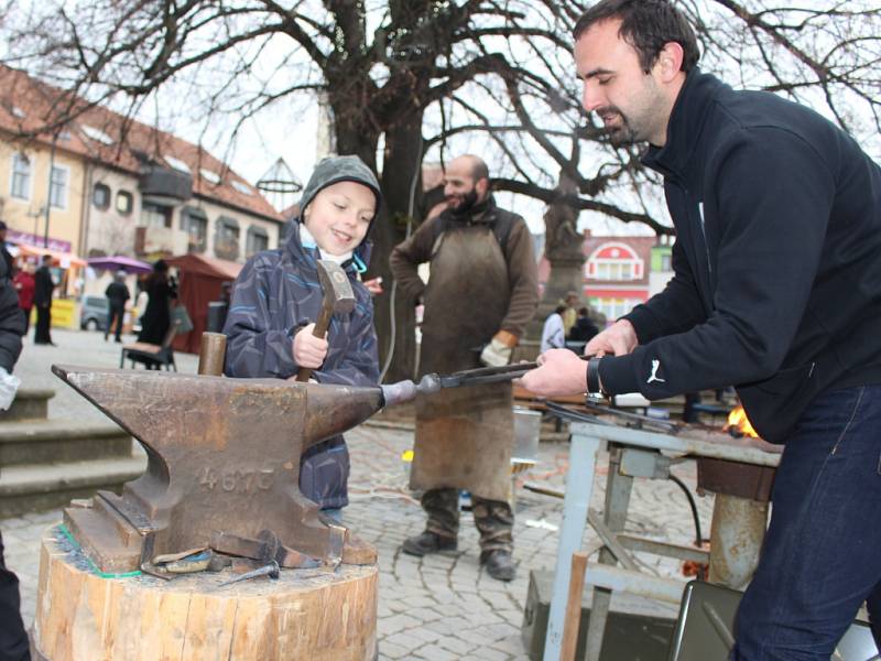 Nový betlém na brodském Kateřinském jarmarku přitáhl pozornost dětí i dospělých. 