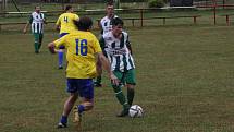 Fotbalisté Částkova (zelenobílé dresy) v rámci oslav výročí 80. let vyzvali starou gardu ligového Zlína.