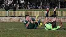 Derby fotbalistů Dolního Němčí (světle zelené dresy) s Nivnicí skončil v I. A třídě nerozhodně 2:2.