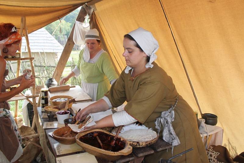 Na dvě stovky členů historických skupin z Česka, Slovenska, Polska a Německa ukáže lidem, jak se žilo a pracovalo na Velké Moravě. Lákadlem bude velkomoravská bitva Veligrad 2017.