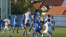 Fotbalisté Hluku (modrobílé dresy) doma ztratili vedení 2:0, s Bojkovicemi hráli nerozhodně.