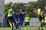 Fotbalisté Hluku (fosforové dresy) v sobotním domácím hodovém zápase zdolali sousední Kunovice 2:0.