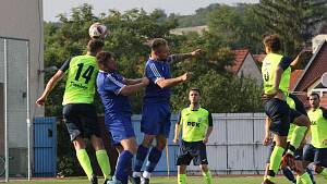 Fotbalisté Hluku (fosforové dresy) v sobotním domácím hodovém zápase zdolali sousední Kunovice 2:0.