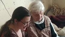 Dobrovolnice Petra pomáhá v Huštěnovicích nevidomé seniorce Janě překonávat samotu.