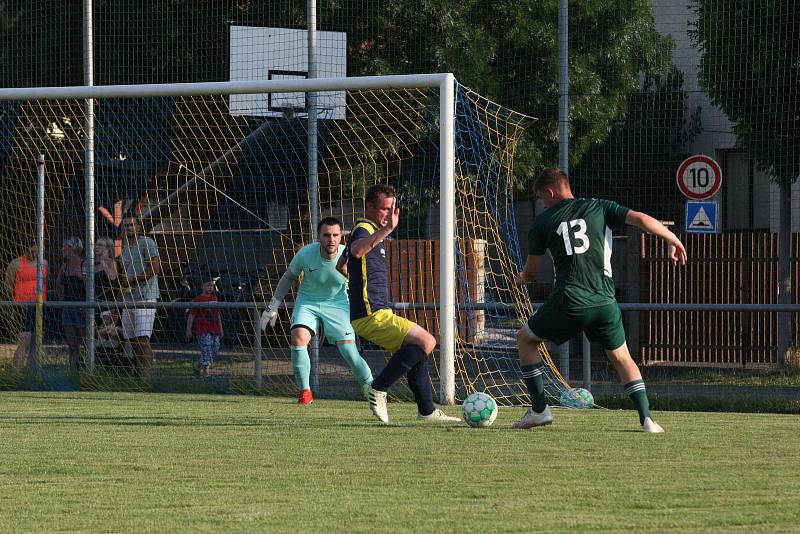 Fotbalisté Prakšic (modrožluté dresy) v I. kole krajského poháru Zlínska podlehli favorizované Nivnici 0:3.