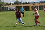 Fotbalisté Slavkova (bíločervené dresy) na úvod nové sezony zdolali Velký Ořechov 1:0.