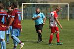 Fotbalisté Slavkova (bíločervené dresy) na úvod nové sezony zdolali Velký Ořechov 1:0.