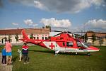 Vrtulník, který přistál ve Starém Městě, aby transportoval zraněné.