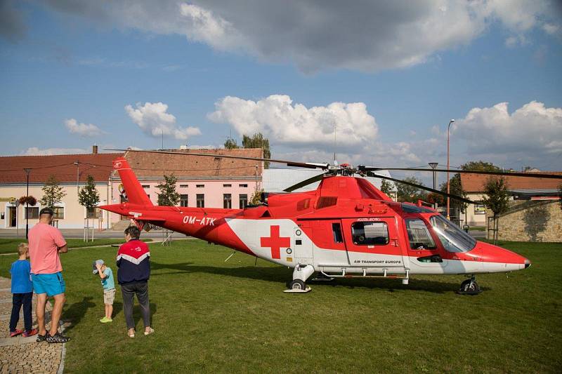 Vrtulník, který přistál ve Starém Městě, aby transportoval zraněné.