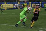 Fotbalisté Strání (černožluté dresy) v sobotním domácím hodovém duelu přehráli Napajedla 3:0.