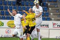 Fotbalisté Slovácka (v bílých dresech) už šest zápasů čekají v HET lize na vítězství. V 9. kole doma pouze remizovali s Karvinou 0:0. Foto: Michal Chadim