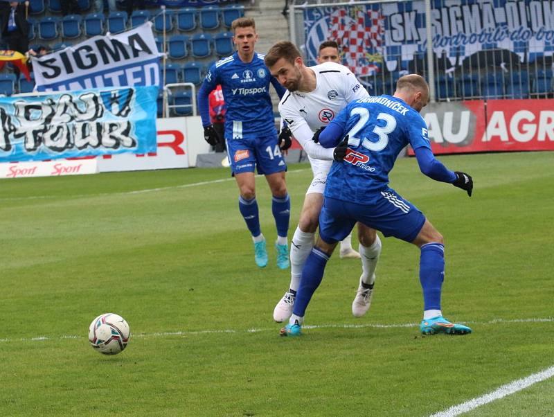 Fotbalisté Slovácka (bílé dresy) se ve 27. kole FORTUNA:LIGY utkali se Sigmou Olomouc.