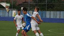 Fotbalisté Slovácka B (bílé dresy) v páteční předehrávce 32. kola MSFL remizovali na hřišti v Kunovicích s juniorkou Ostravy 2:2.