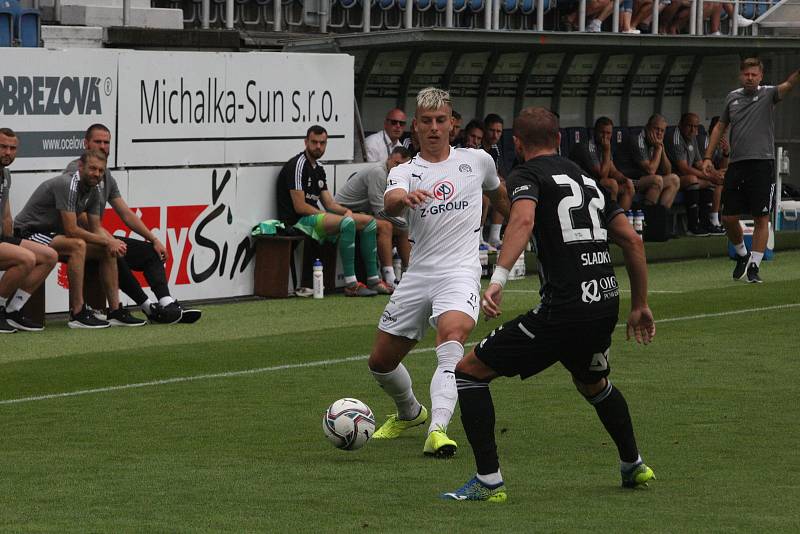 Fotbalisté Slovácka (bílé dresy) ve 2. kole FORTUNA:LIGY hostili České Budějovice.