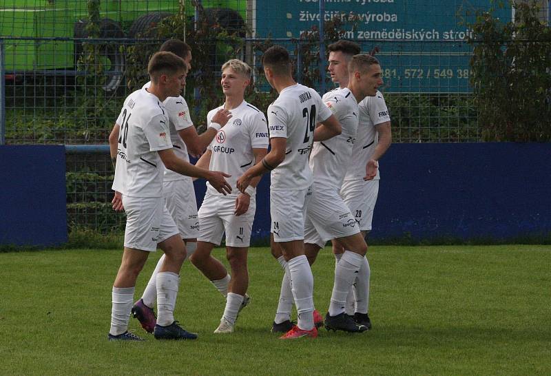 Fotbalisté Kroměříže (žluté dresy) remizovali v Kunovicích s domácím Slováckem B 3:3.