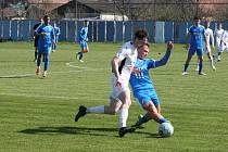 Fotbalisté Slovácka B (bílé dresy) hráli v Kunovicích s juniorkou Baníku Ostrava nerozhodně 1:1.