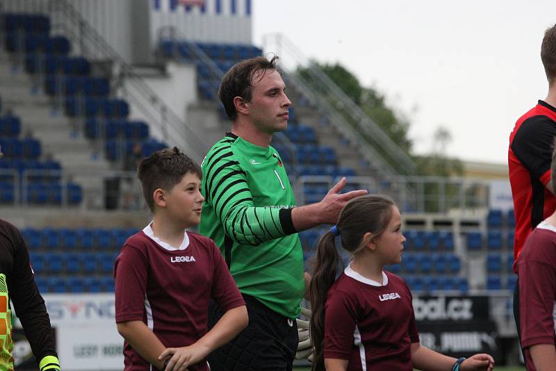 Fotbalisté Jalubí (žlutočerné dresy) zdolali ve finále Poháru OFS Jarošovský pivovar Stříbrnice 7:1. Utkání na stadionu ligového Slovácka sledovalo 1234 diváků.