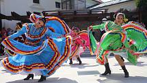 Vystoupení mezinárodních folklórních souborů v  muzeu J. A. Komenského  v Uherském Brodě.Na snímku  Compaňia Mexicana de  Danza folklorica de la Cindar de Mexica